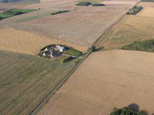 Le ferme Servigny avec champ d’atterisage derriere. - 124.2 ko