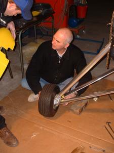 Jean-Jacques et Cédric au montage, train d’atterrissage profilés grâce  au revétement alu , la largeur de la roue, non, pas à dire, c’est du costaud - 271.4 ko