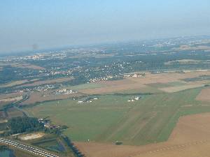 l’aérodrome de Meaux qu’on laisse derrière - 313.3 ko